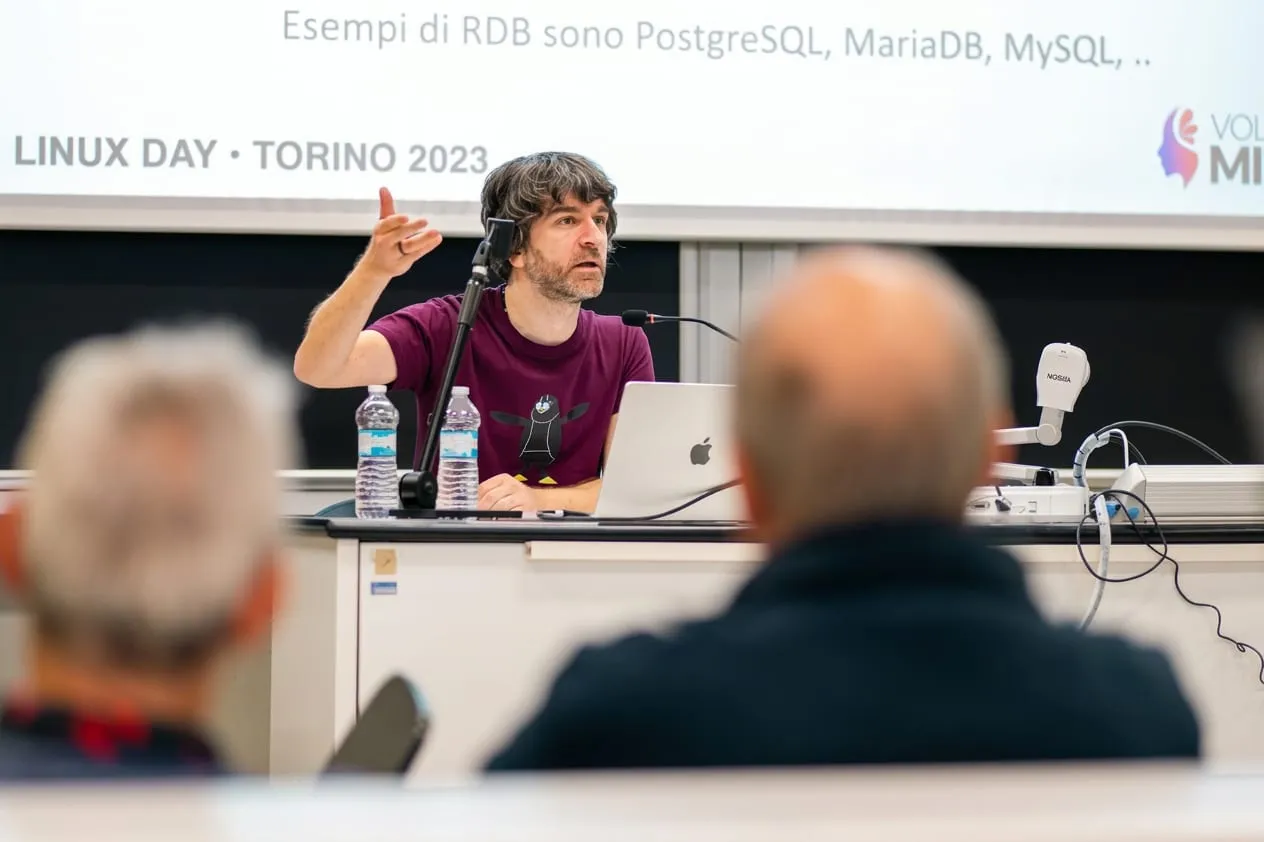 Presentazione tecnica di Volcanic Minds sul palco del Linux Day a Torino