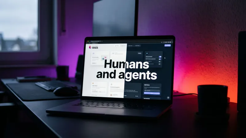 Un portatile su una scrivania in penombra, con luce viola e rossa sul muro: lo schermo mostra un sito diviso a metà fra tema chiaro e tema scuro, con il logo di Volcanic Minds e la scritta «Humans and agents».